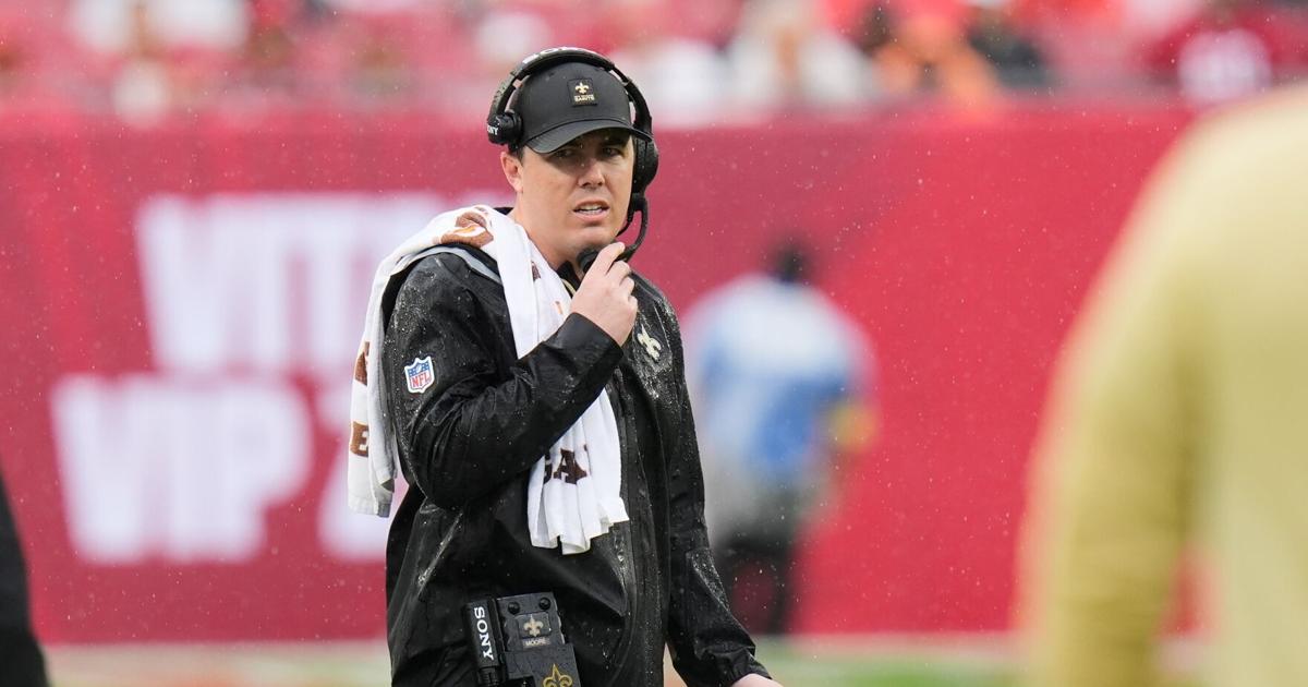 Saints coach Kellen Moore explains why he didn't challenge controversial ...