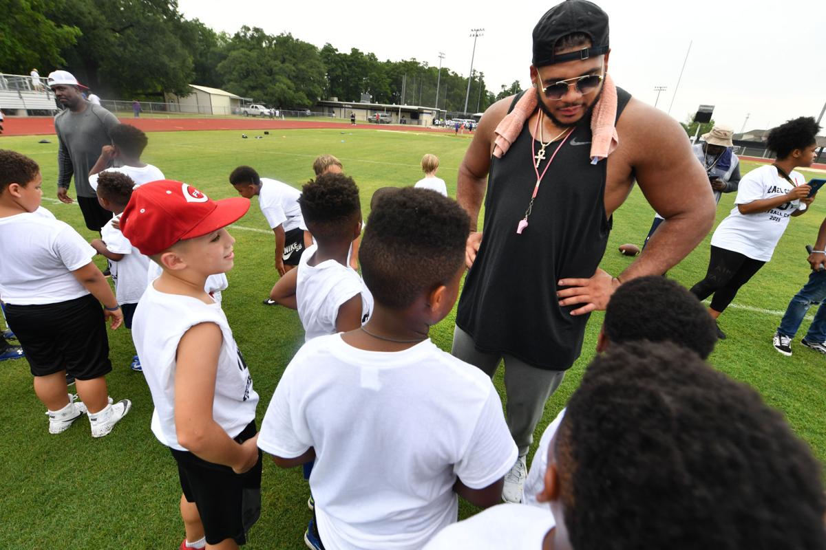 Former Lsu Star Current Cowboys Rt La El Collins Enjoys Giving Back To Community Lsu Theadvocate Com