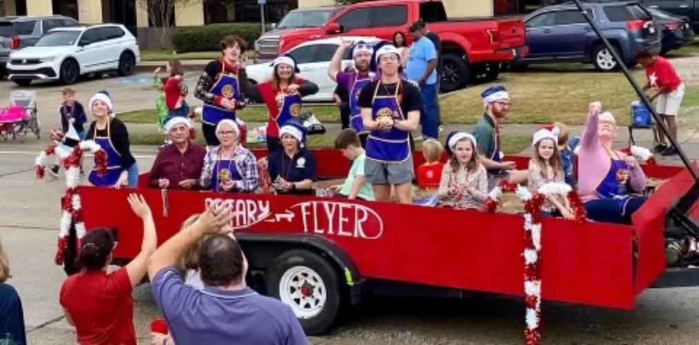 Zachary parade rolls through streets of city ushering in holiday season
