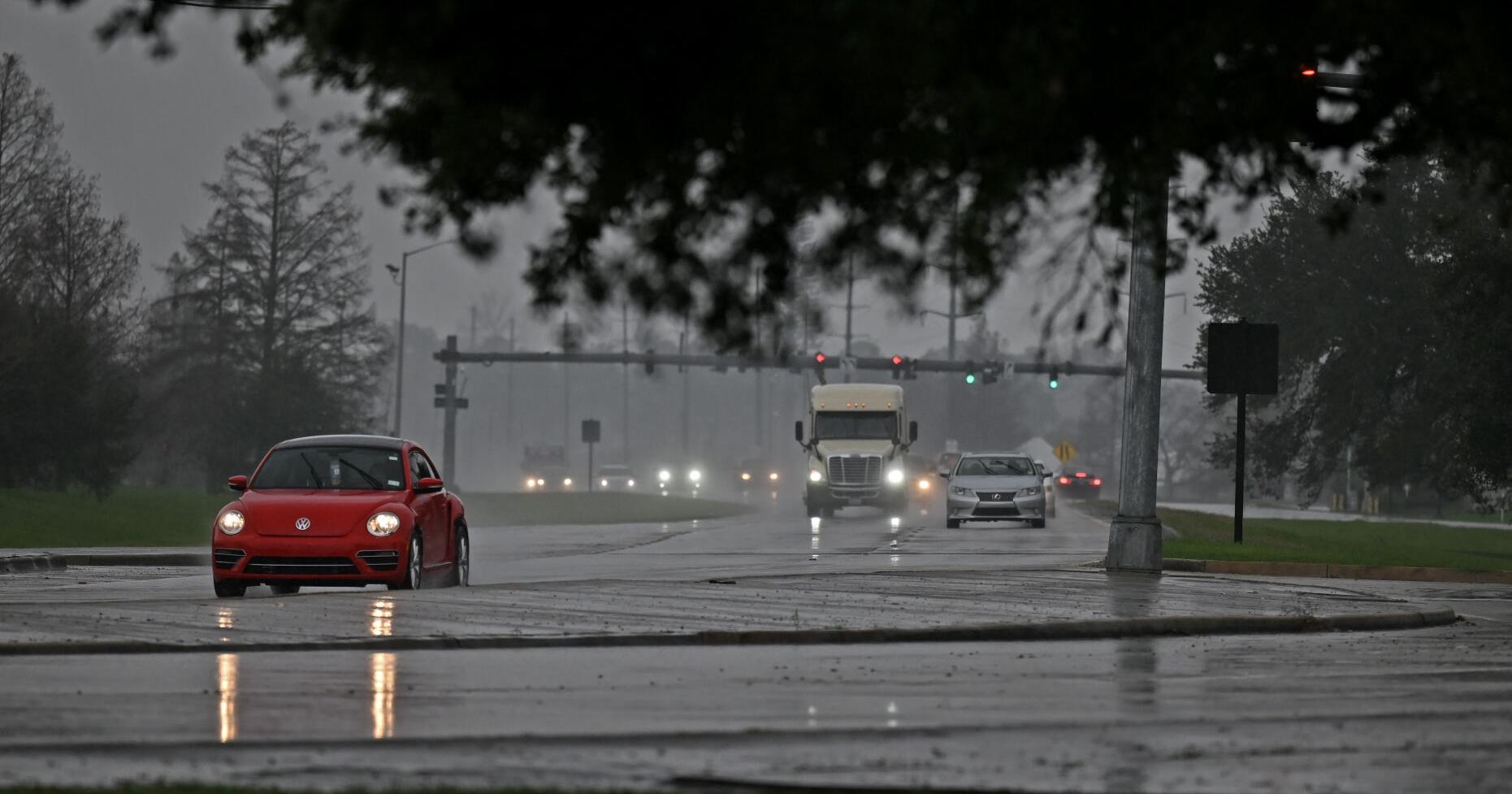 Thousands without power as storms roll through Baton Rouge | Weather/Traffic - Vimarsana News