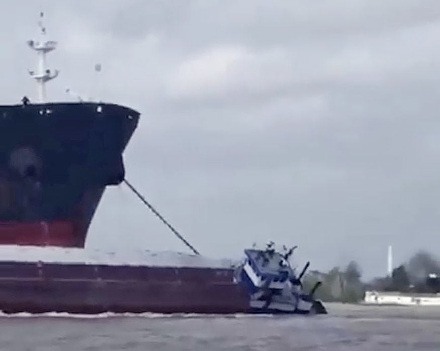 Watch Towing Vessel Sinks In Mississippi River In Baton