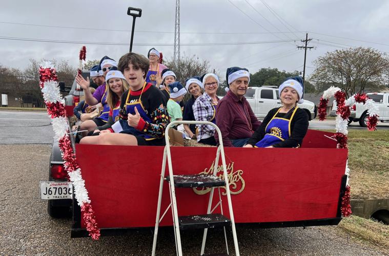 Zachary parade rolls through streets of city ushering in holiday season