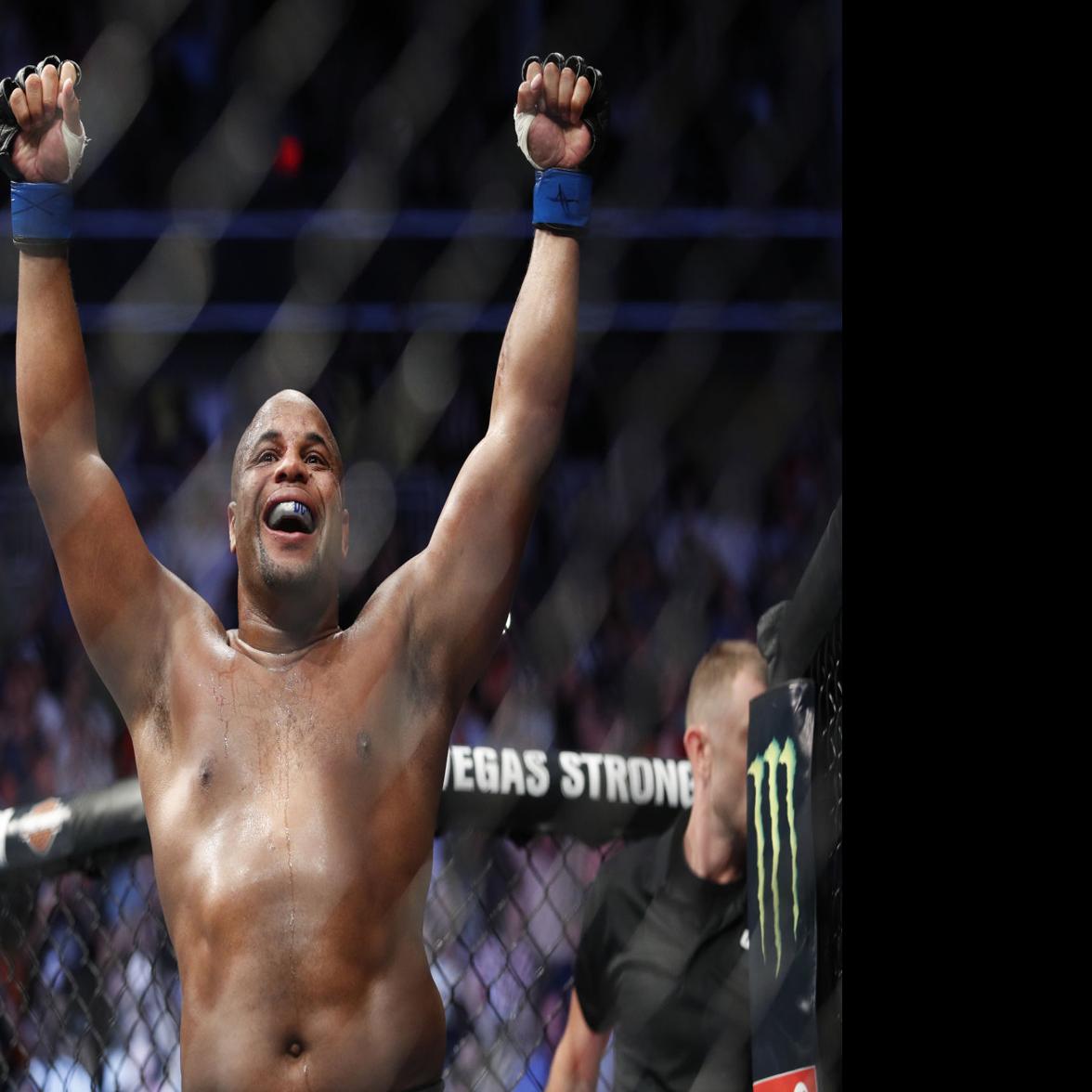 Lafayette Native Daniel Cormier Makes Ufc History With Dramatic Ko To Capture 2nd Title Belt Sports Theadvocate Com