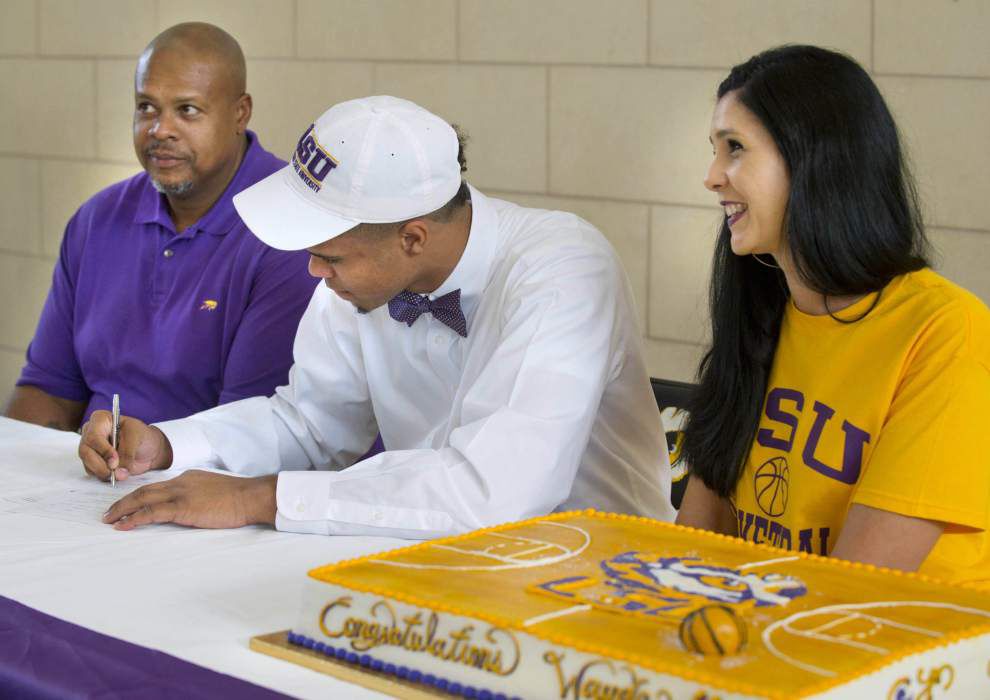 Wayde Sims follows his father, Wayne Sims, to play basketball at LSU _lowres