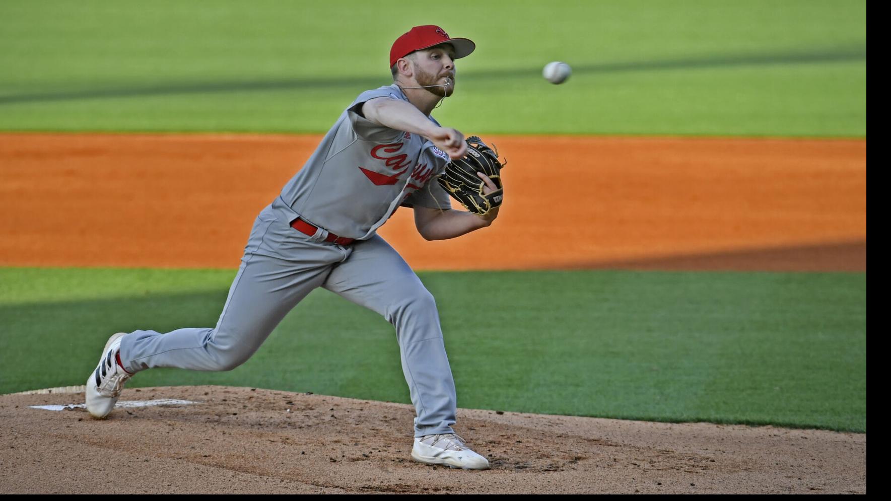 MLB fans had strong feelings about pitcher wearing pants over knees