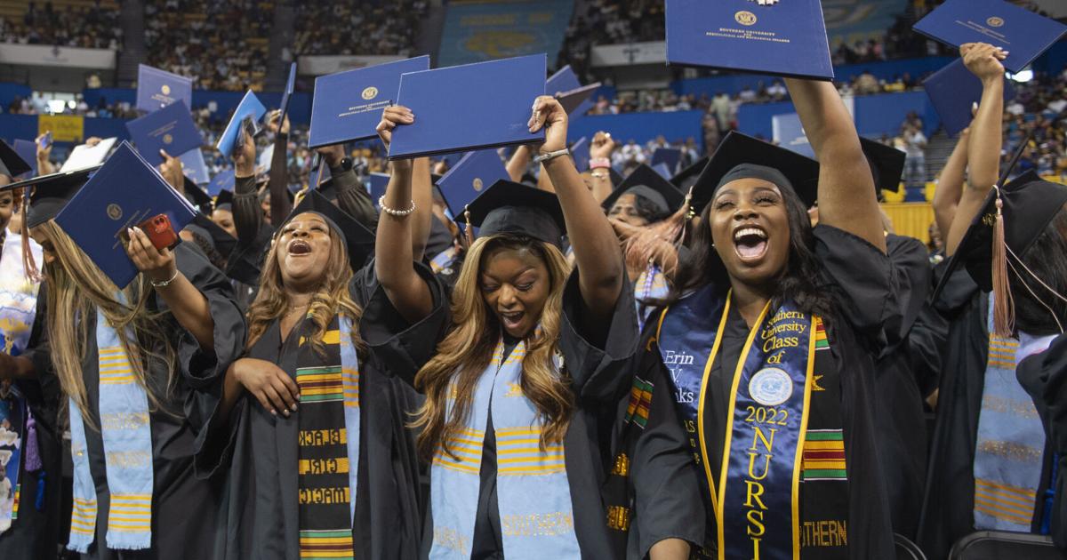 Suno Graduation Photos: Southern University Spring Commencement graduates over 560 ...