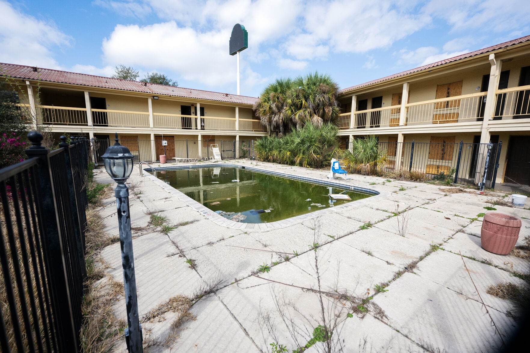 theadvocate.com - Adam Daigle - Abandoned hotel along Evangeline Thruway to be get demolished, and other Lafayette area construction