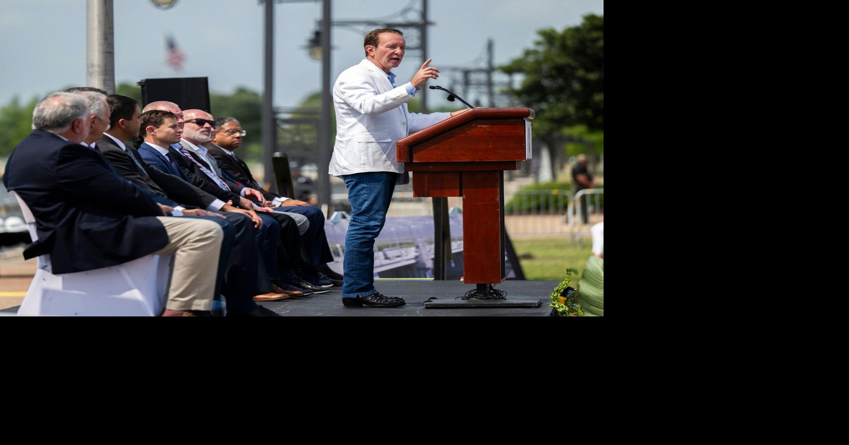Während Gouverneur Jeff Landry Bundesprojekte in Louisiana anpreist ...