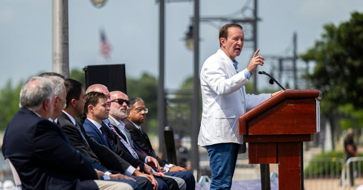 Während Gouverneur Jeff Landry Bundesprojekte in Louisiana anpreist ...