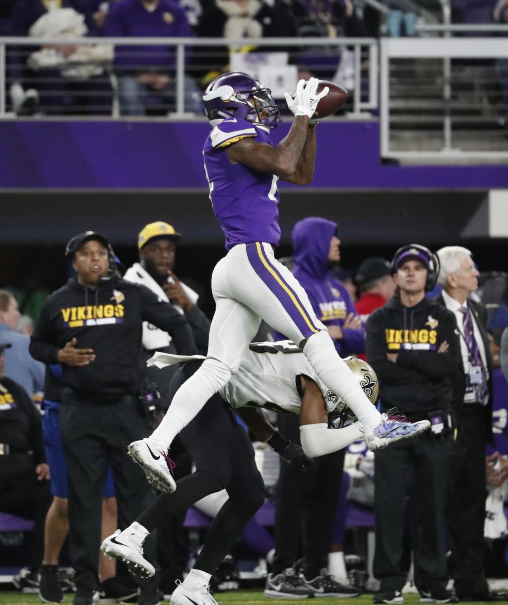 Minnesota Vikings surprise elderly fan with playoff tickets