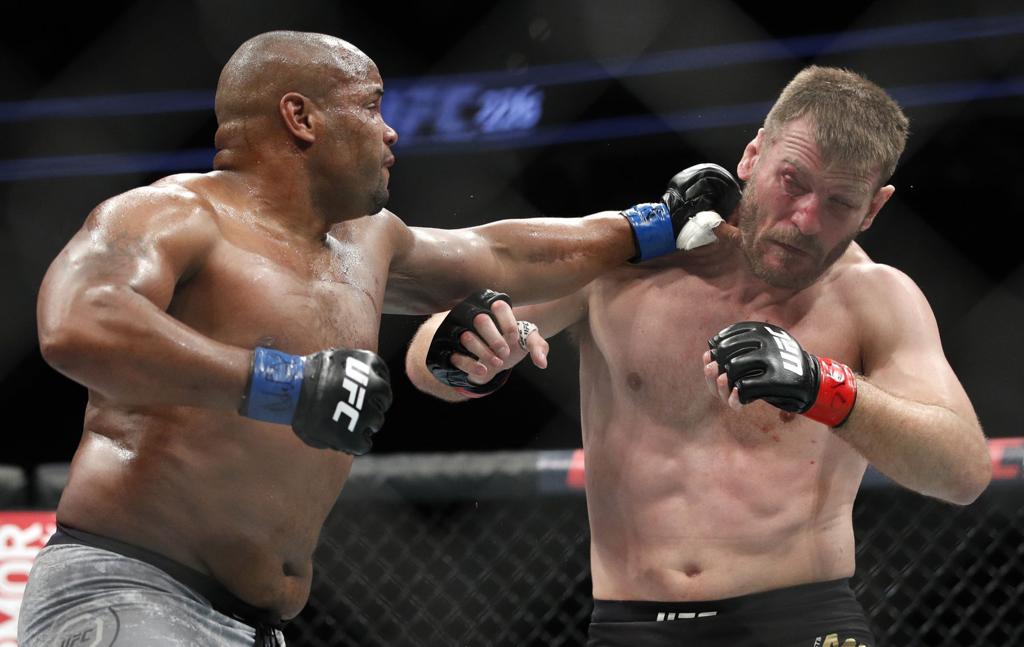 Lafayette Native Daniel Cormier Makes Ufc History With Dramatic Ko To Capture 2nd Title Belt Sports Theadvocate Com