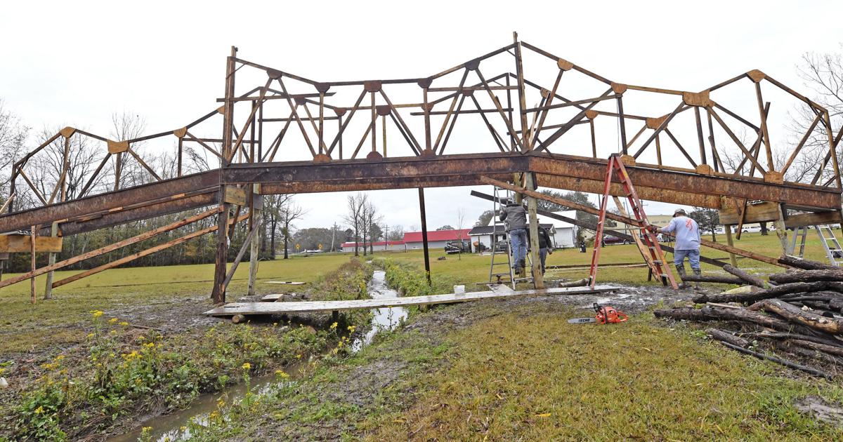 Bonfire Bridge Photos: New Year's Eve Sunshine Bridge bonfire makings | Photos ...