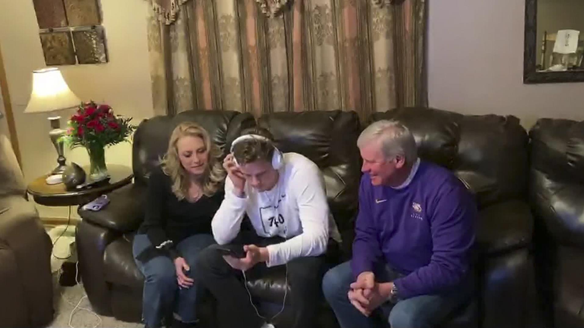 How's Joe Burrow riding out coronavirus? Living with his parents ...