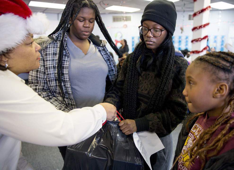 Photos: Children of incarcerated moms have Christmas _lowres