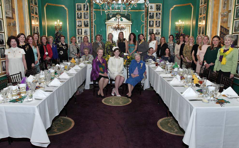Queens of Carnival meet for lunch _lowres