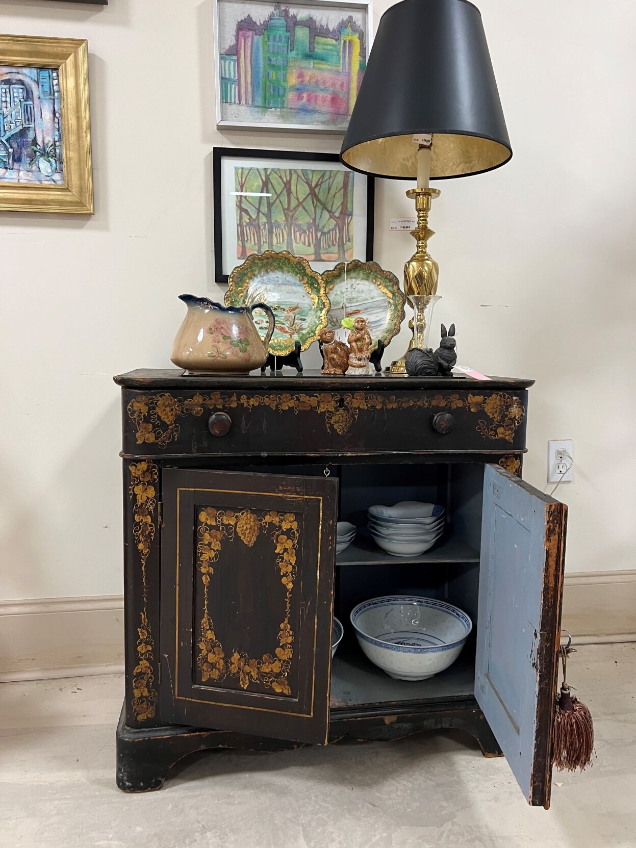 New consignment store brings antiques to Baton Rouge Entertainment
