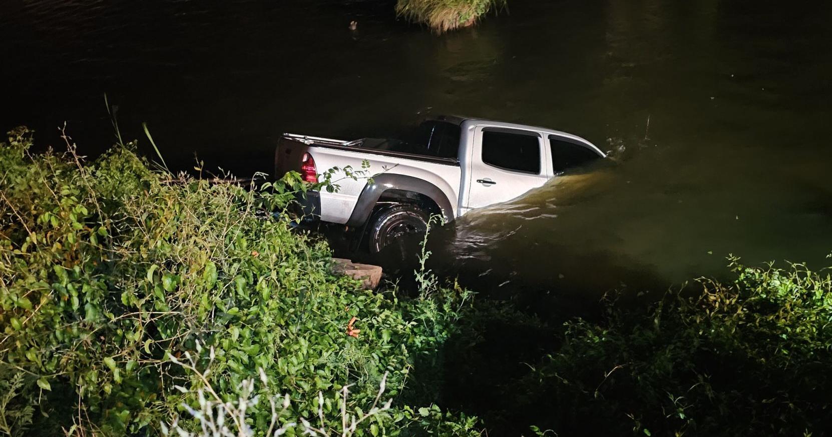 Driver escapes after truck plunges into Lake Conway - Vimarsana News