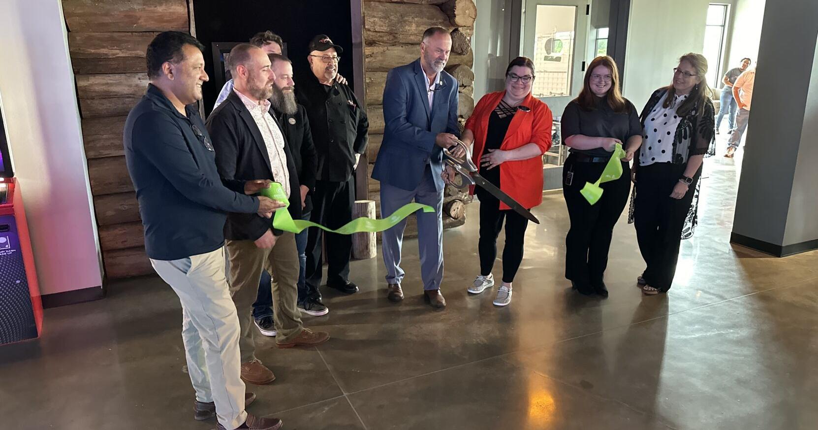 Mayor cuts ribbon at Malys - Vimarsana News