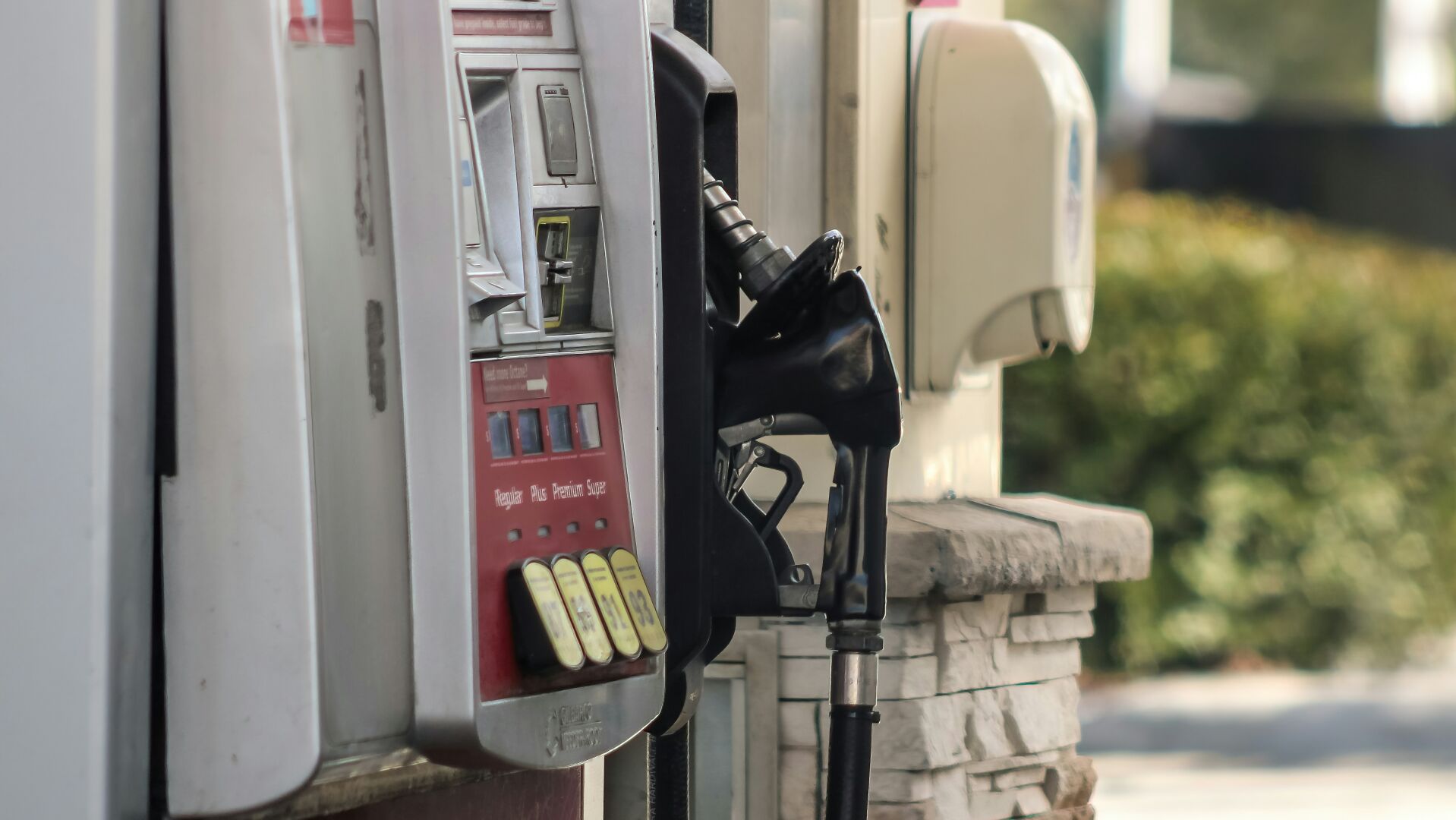 Trump touts falling gas prices for holiday weekend