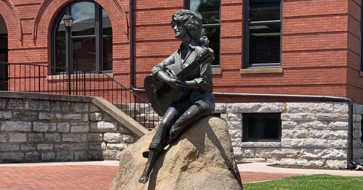 Lee proposes naming Nashville airport after Dolly Parton