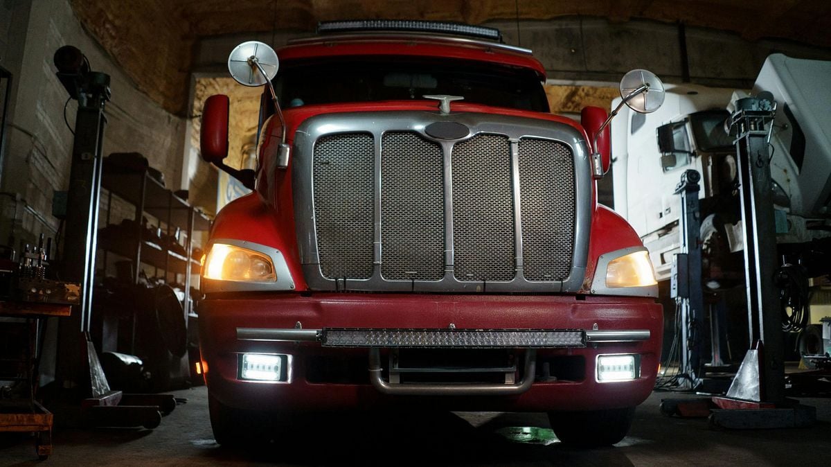 Feds close trucking schools in alleged fraud crackdown