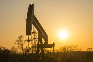 Trump prepares aid package to relieve U.S. oil producers as prices plummet