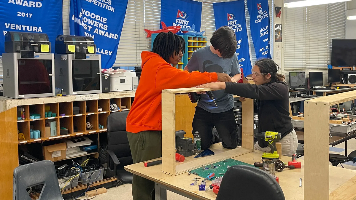 thecentersquare.com - Esther Wickham - WATCH: Los Angeles area robotics team starts 25th season