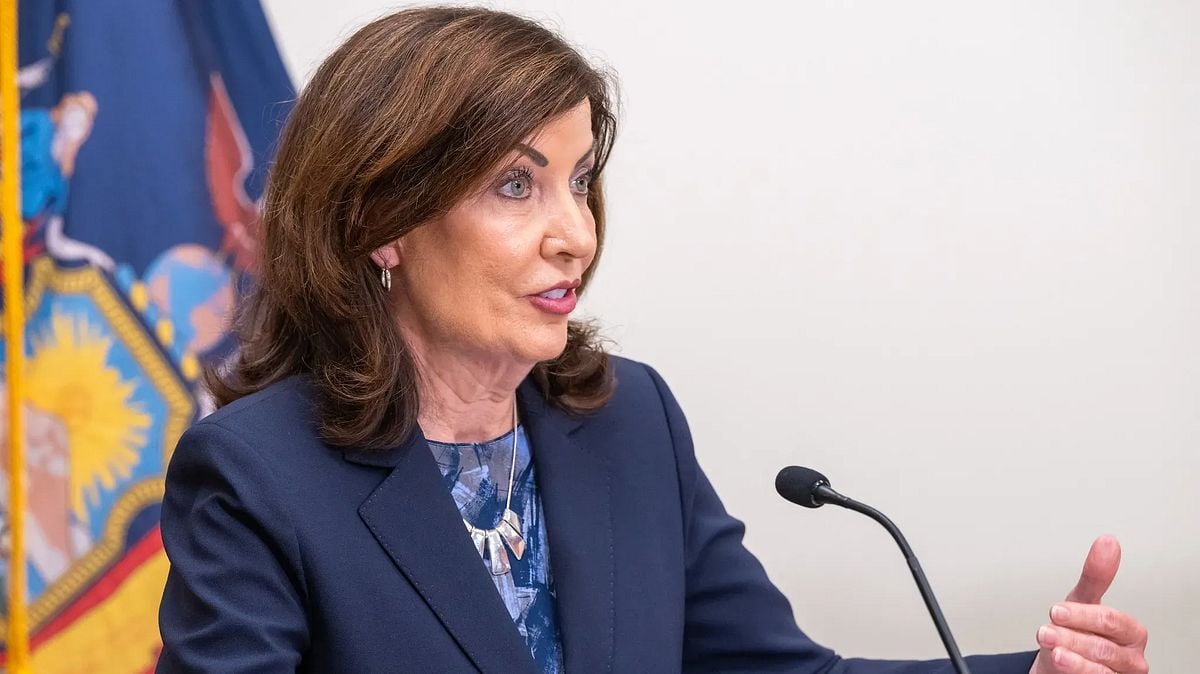 Hochul vows to enforce anti-ICE rules for local law enforcement