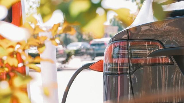Newsom announces $3,500 rebate for new EV purchasers