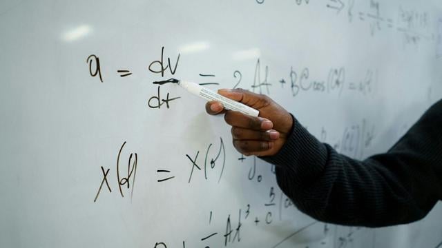 Abbott directs state comptroller to investigate school district finances