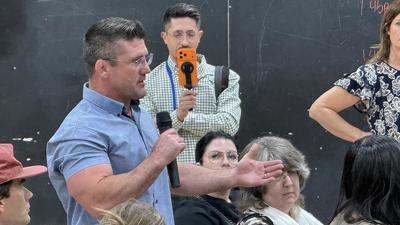 Resident John Kenton speaks at Arizona town hall on data centers.