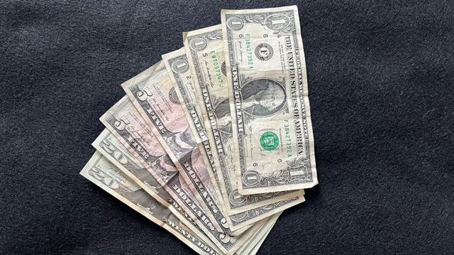 Everyday Economics: Consumers are still spending. They’re looking for a better deal.