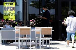 Illinois restaurants look to extend patio dining season into cooler months