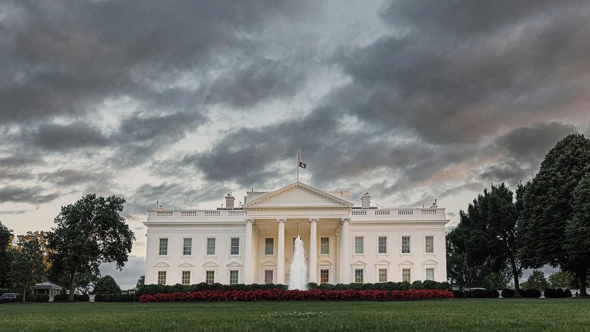 Shooting outside White House leaves one dead, one injured