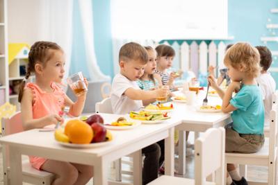 children eating food