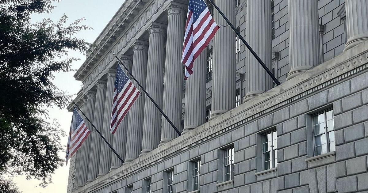 Davis changes vote on reopening government