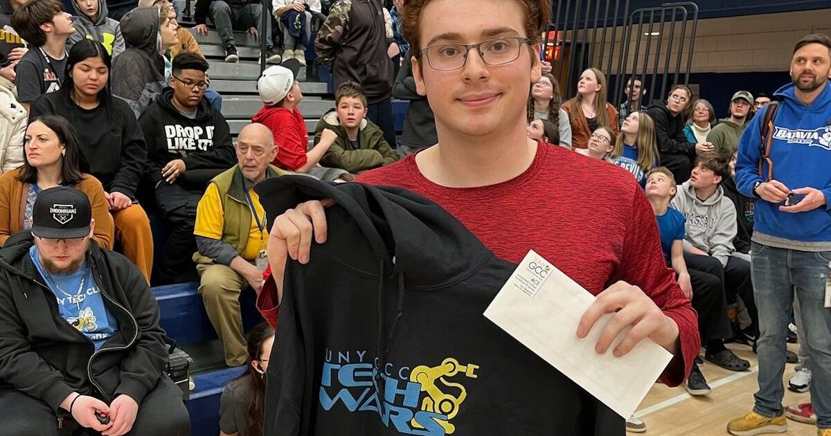 Batavia's Doeringer receives $300 scholarship at Tech Wars - Vimarsana News