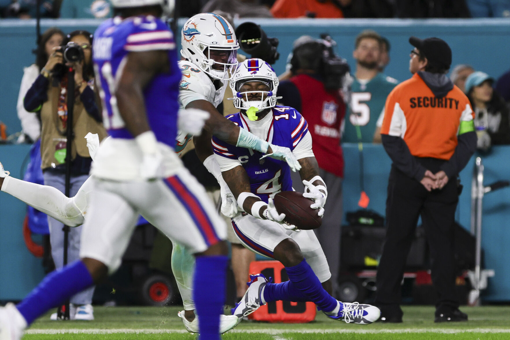 Bills Outlast Dolphins In Sloppy Sunday Night Affair, Earn AFC East ...