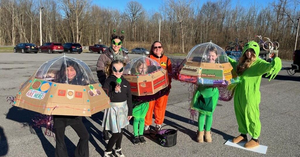 Alien-themed parade visits Corfu | News | thedailynewsonline.com