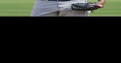 Chicago Cubs bench coach Alan Trammell, right, reacts as Derrek