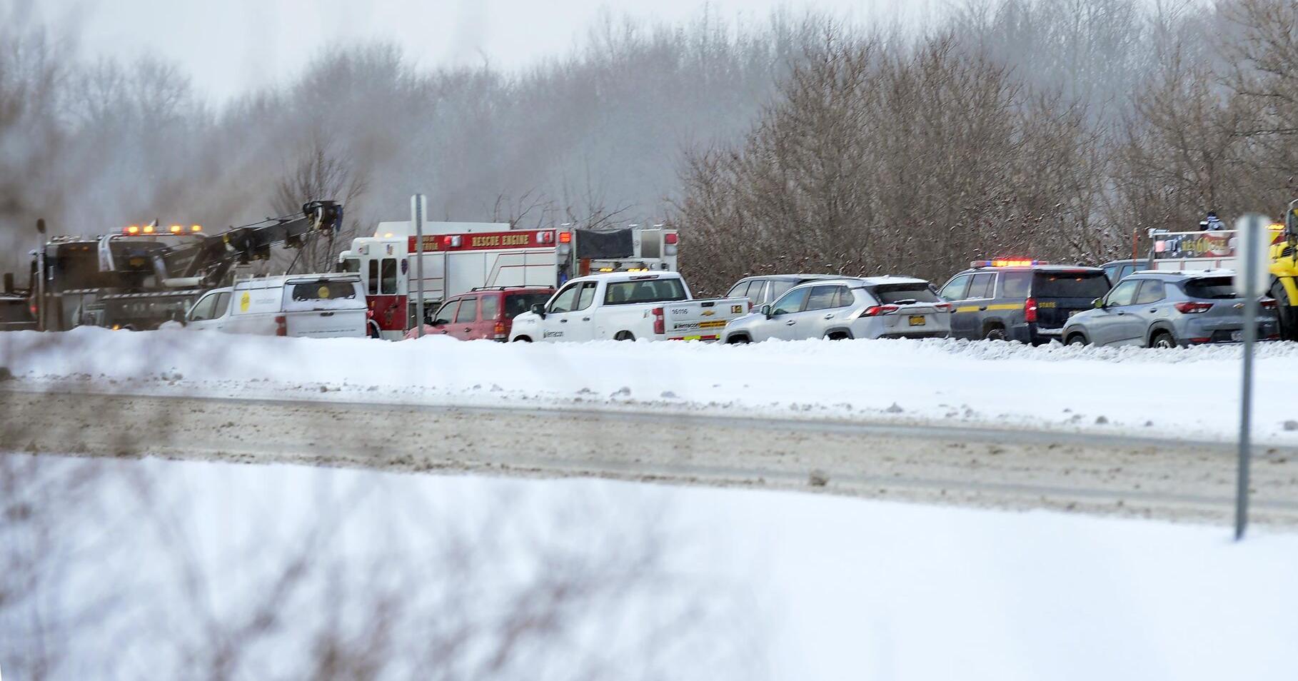 UPDATE , 3 : 05 p . m .: Multi - vehicle crash closes Thruway between Batavia and Pembroke