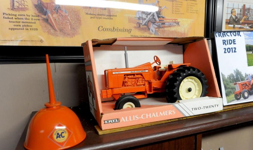 Allis Chalmers 1:16 Scale 1960's AC D17 Tractor Replica - ERTL