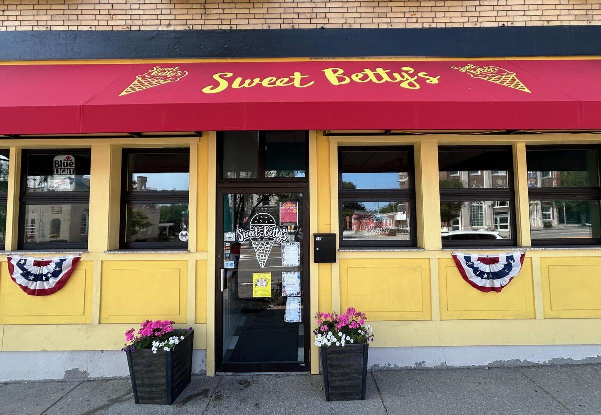 Sweet Betty's - Ice cream shop restaurant in Le Roy, NY