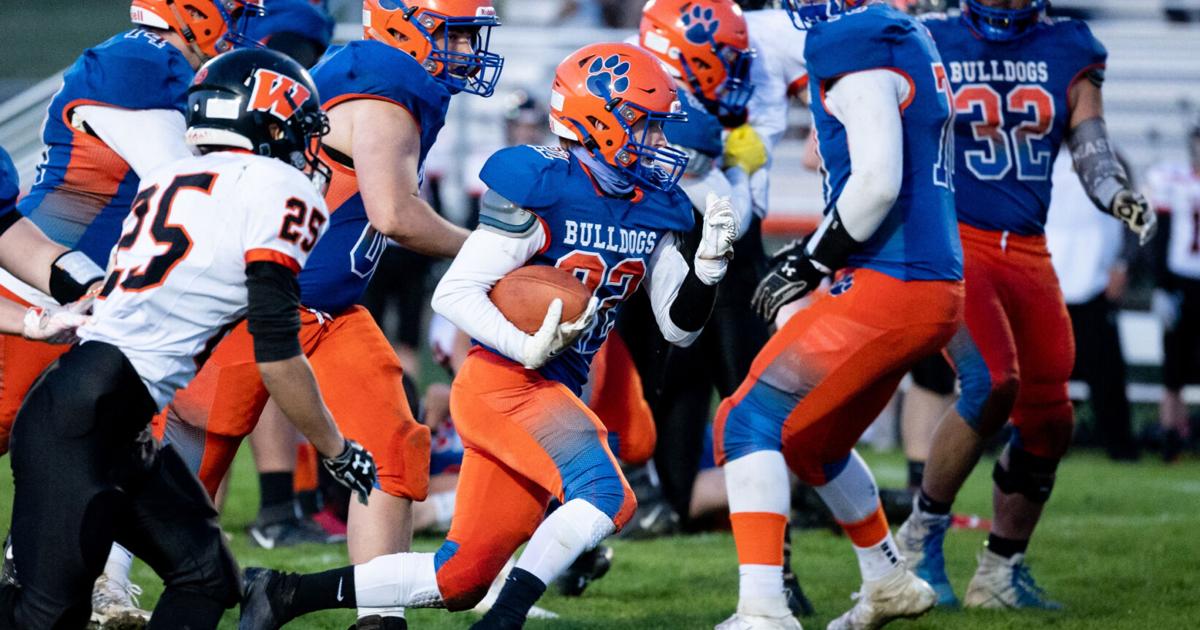 H.S. FOOTBALL Undefeated Livonia puts a thumping on Wellsville, 566