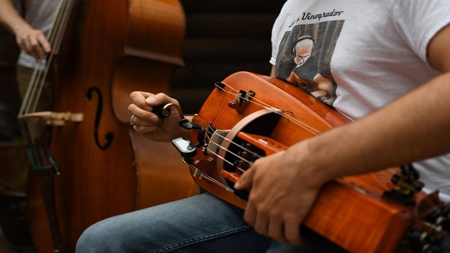 Local musical trio brings unique and 'hypnotic' sounds to ...