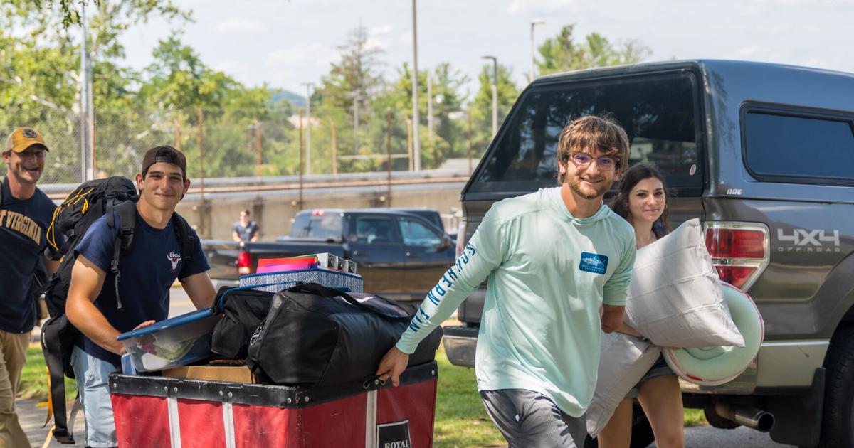 Fall Move In Fall move-in serves as initial tour of campus for many freshmen | News ...