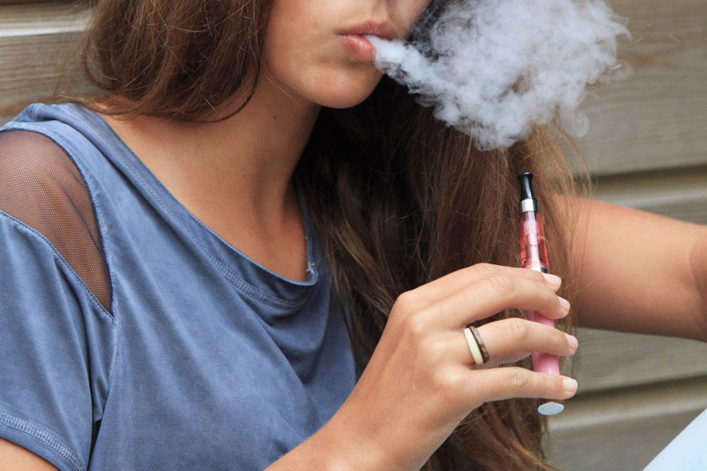Smoking e-cigarettes: An unhealthy alternative | Opinion | thedaonline.com