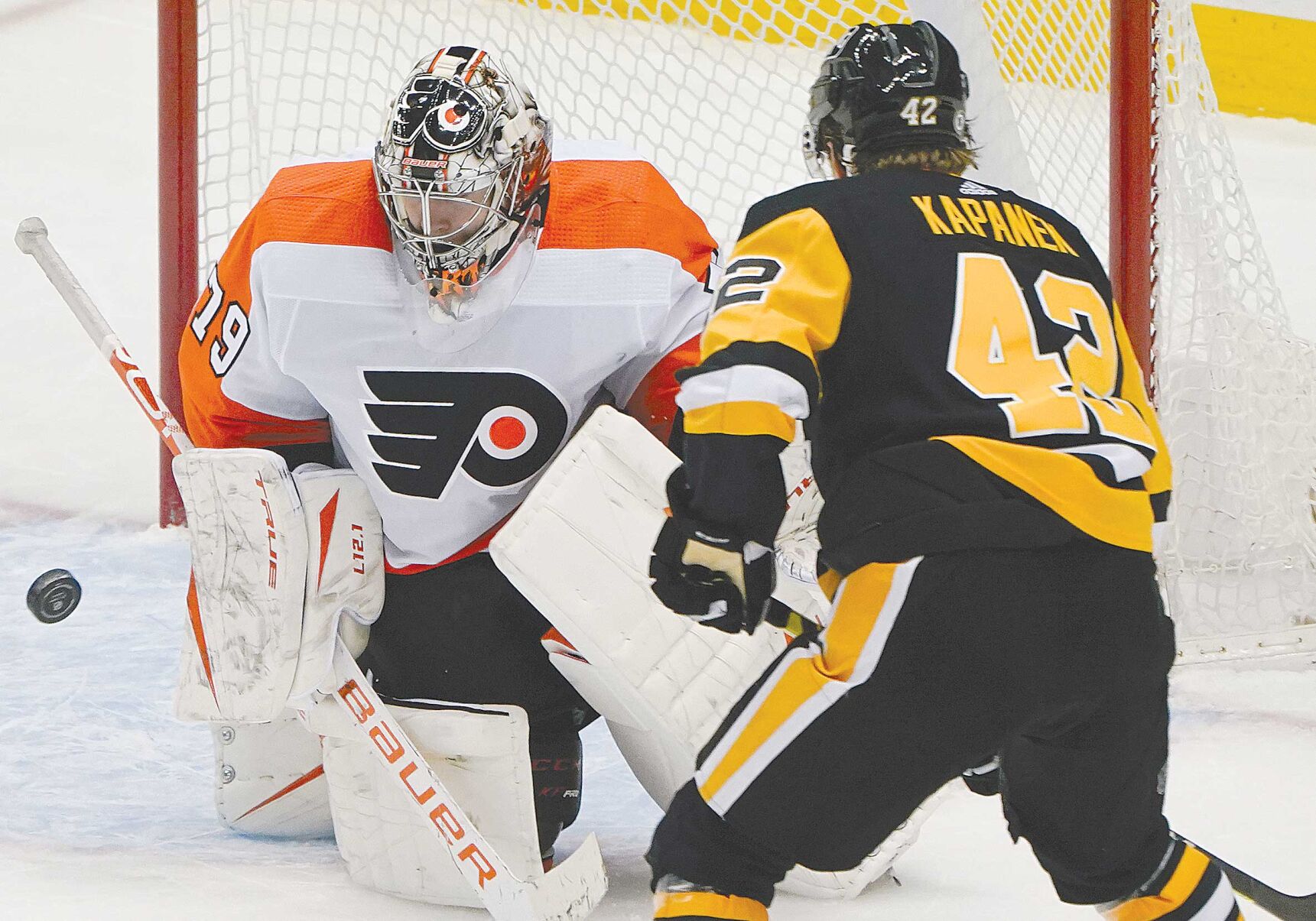 Pens welcome back fans with 5-2 win over Flyers