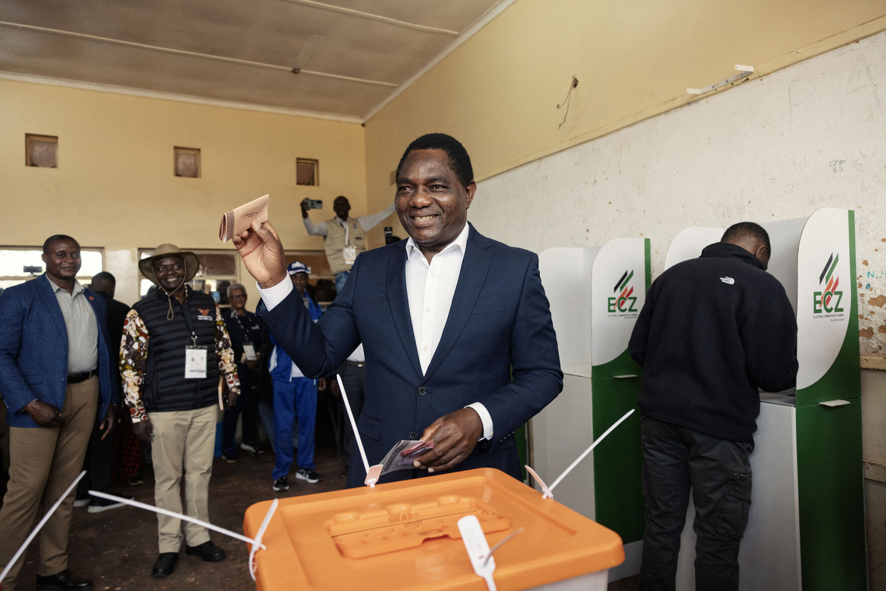 Zambian President Hichilema maintains lead in reelection bid with 58.87% of votes in 135 constituencies; rival Mundubile trails with 1,030,662