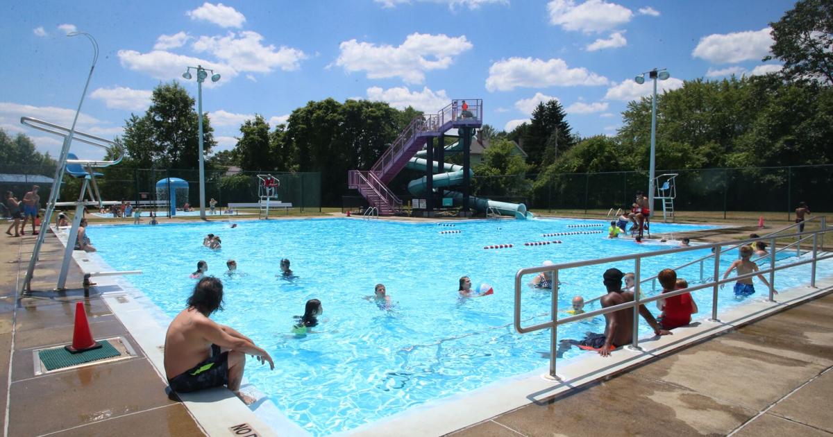 Warm weather draws swimmers to Franklin pool | Front Page | thederrick.com